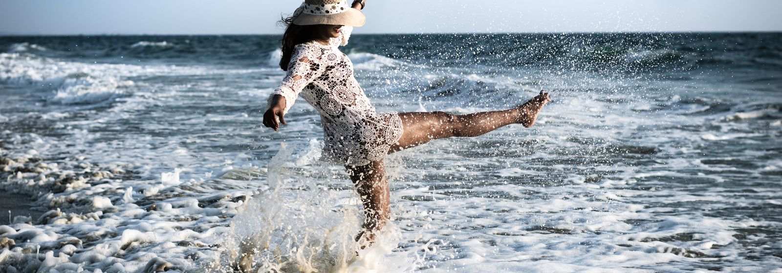 Tenue de plage femme 2026 : le guide cover-up, paréo & kimono