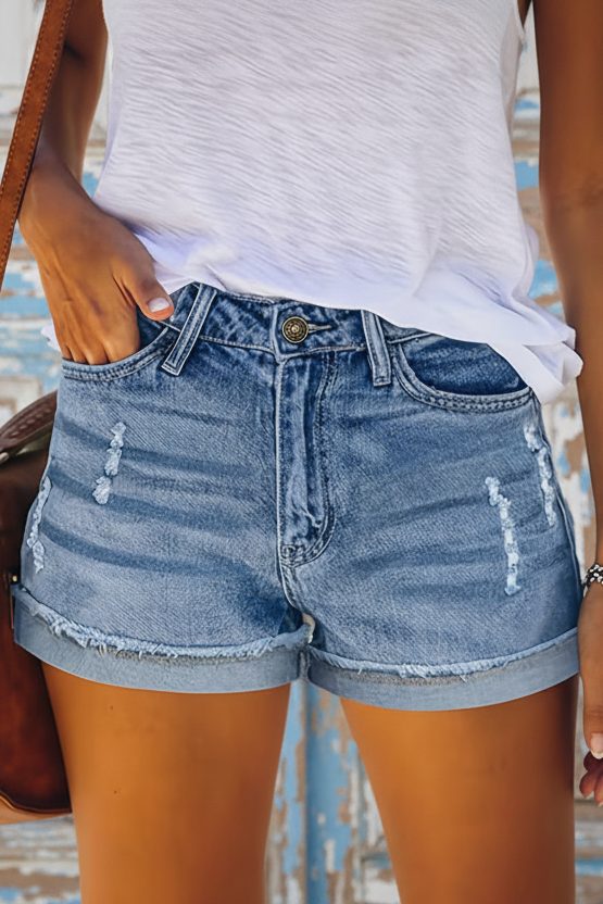 Short en jean délicatement usé — Vogue Française