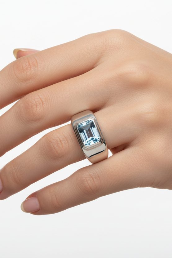 Bague Calypsa en argent 925 rhodié miroir & pierre bleue une pièce couture minimaliste au — Vogue Française
