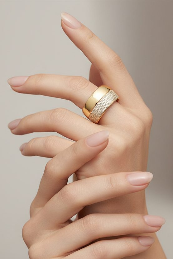 Bague Auréthia pavée en or sertie d’oxydes de zirconium cubiques — Vogue Française