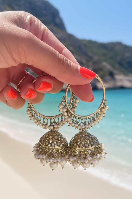 Boucles d'oreilles Théia dorées, cristaux et pampilles de perles
