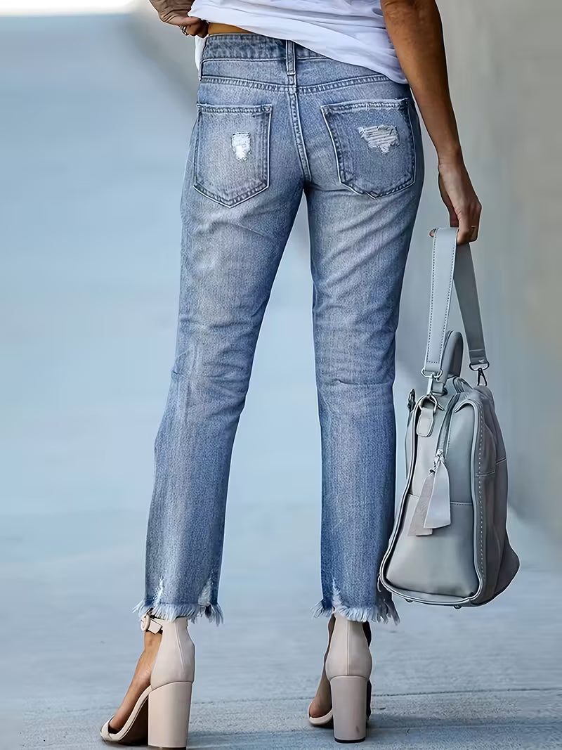 Jean court stretch trendy déchiré — Vogue Française