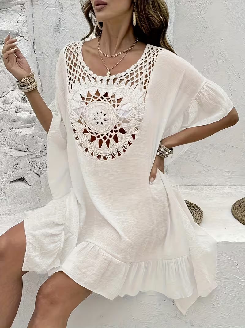 Robe de plage en crochet floral style patchwork — Vogue Française