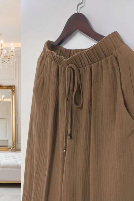 Le pantalon en lin loose qui redéfinit le confort avec style grâce à sa coupe fluide ultra — Vogue Française