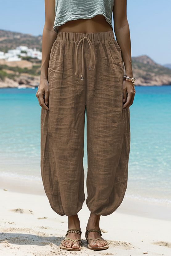 Le pantalon en lin loose qui redéfinit le confort avec style grâce à sa coupe fluide ultra — Vogue Française