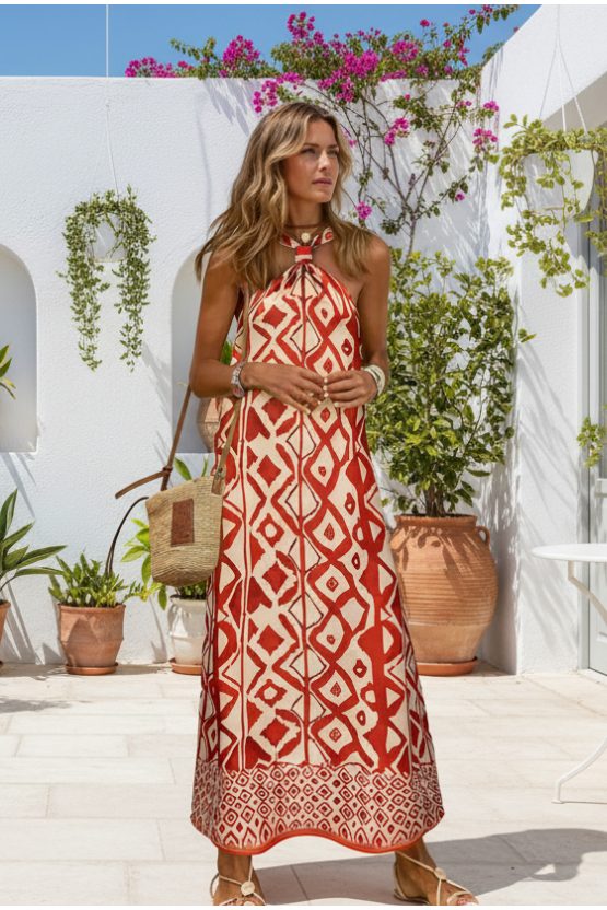 Robe longue raffinée à imprimé géométrique avec col halter — Vogue Française