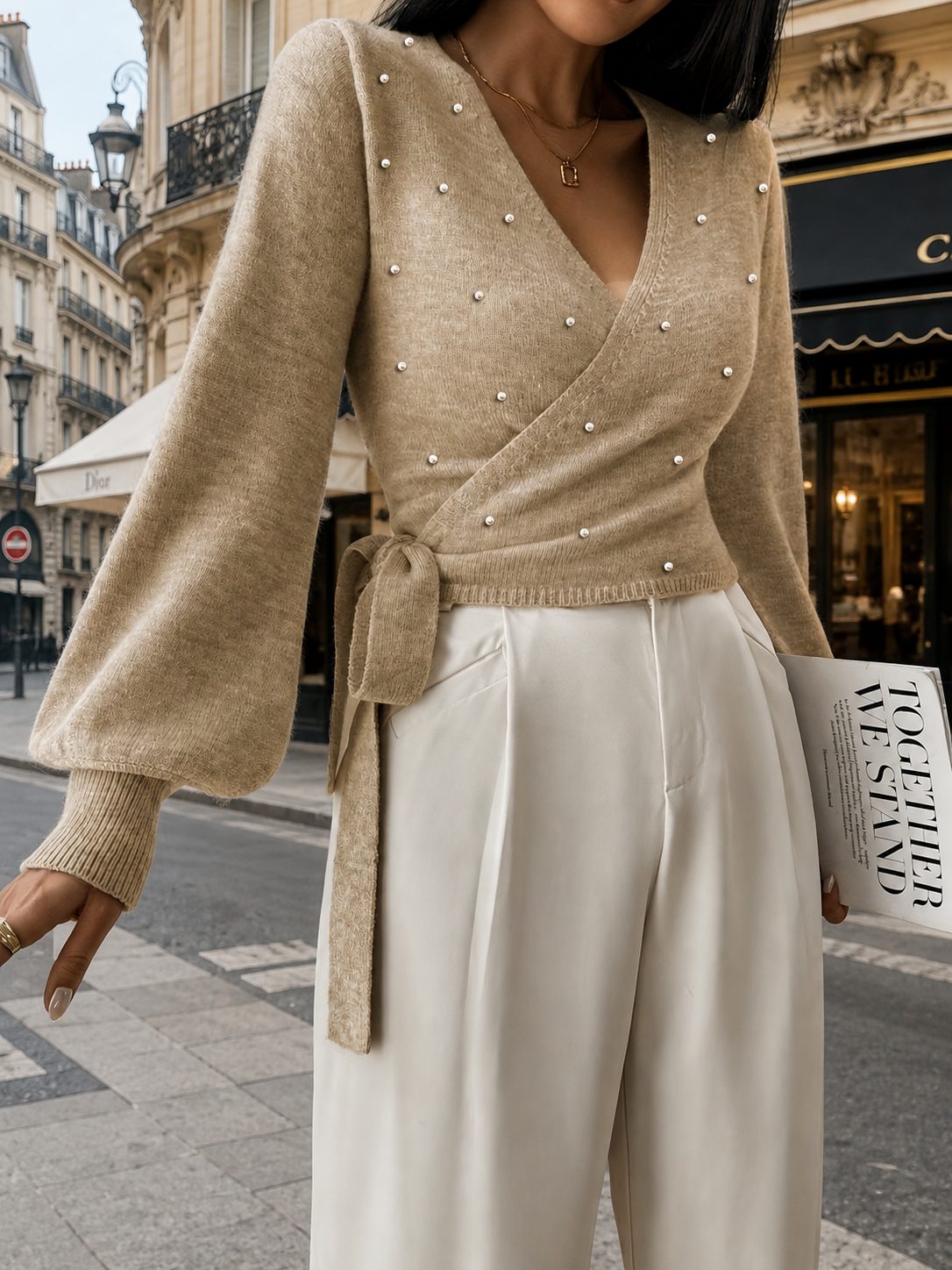 Pull Vendôme col V, détails perlés et laçage — Vogue Française
