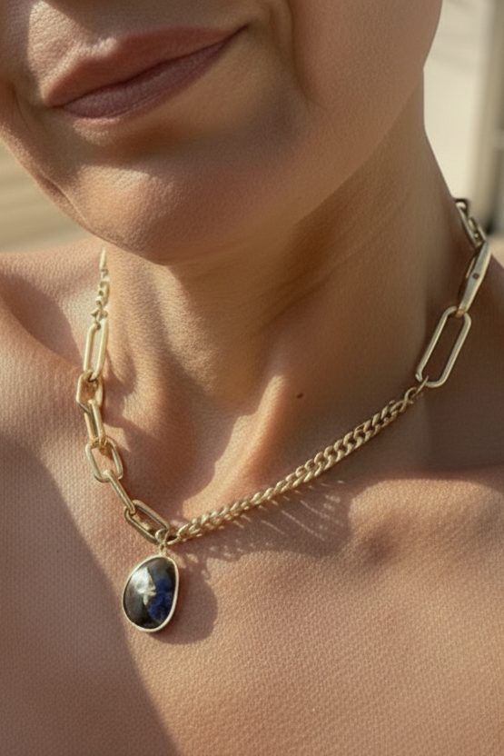 Collier choker Astéria en métal doré inoxydable — Vogue Française