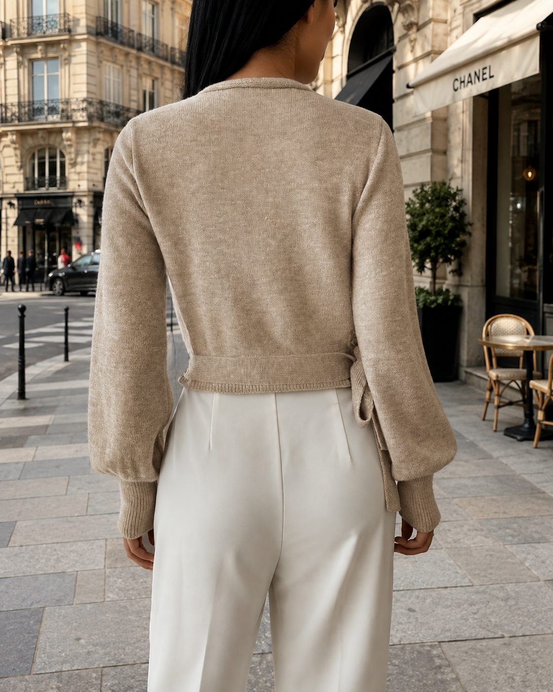 Pull Vendôme col V, détails perlés et laçage — Vogue Française