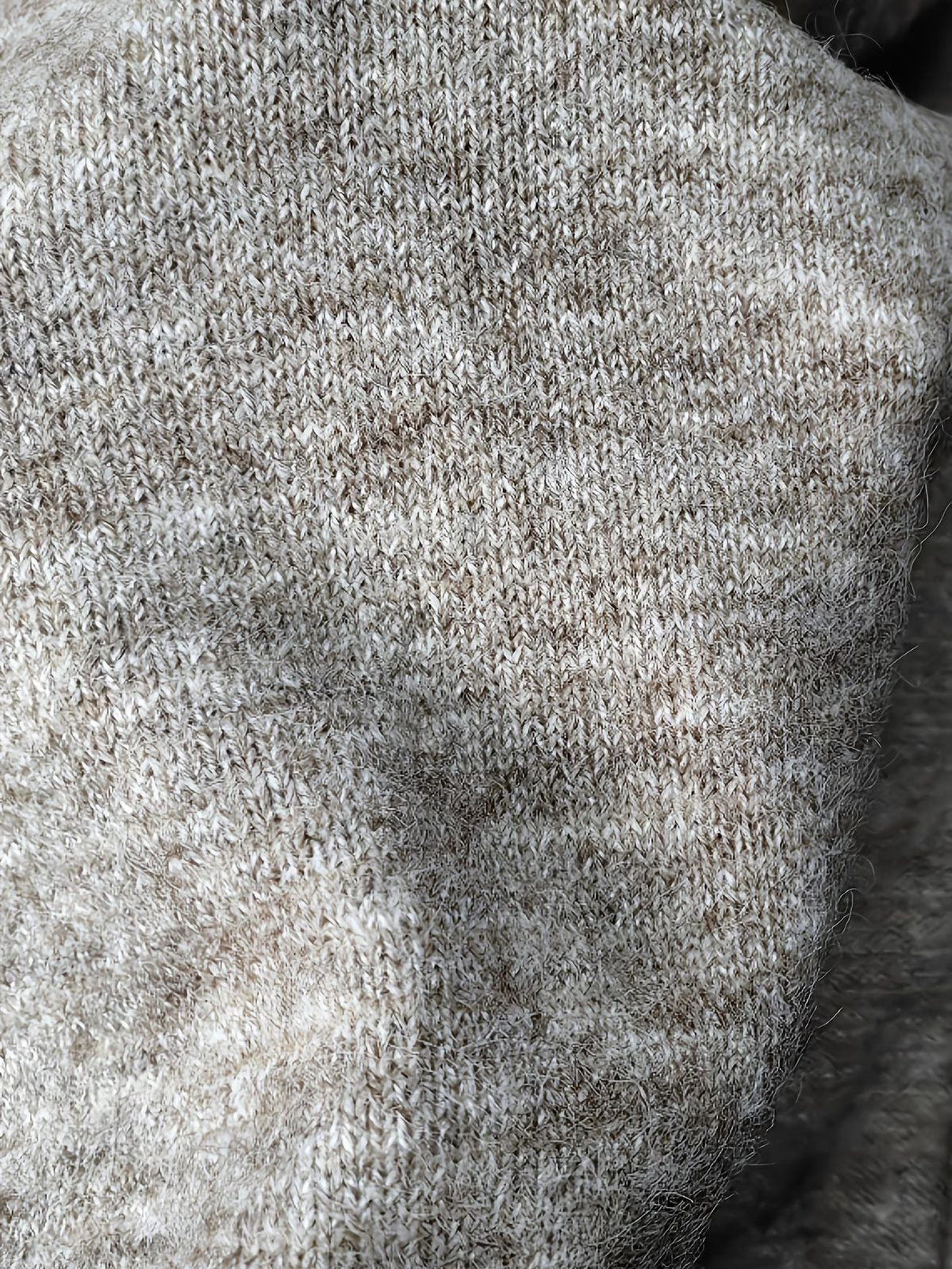 Cardigan long Montaigne en maille douce grège, coupe ample — Vogue Française