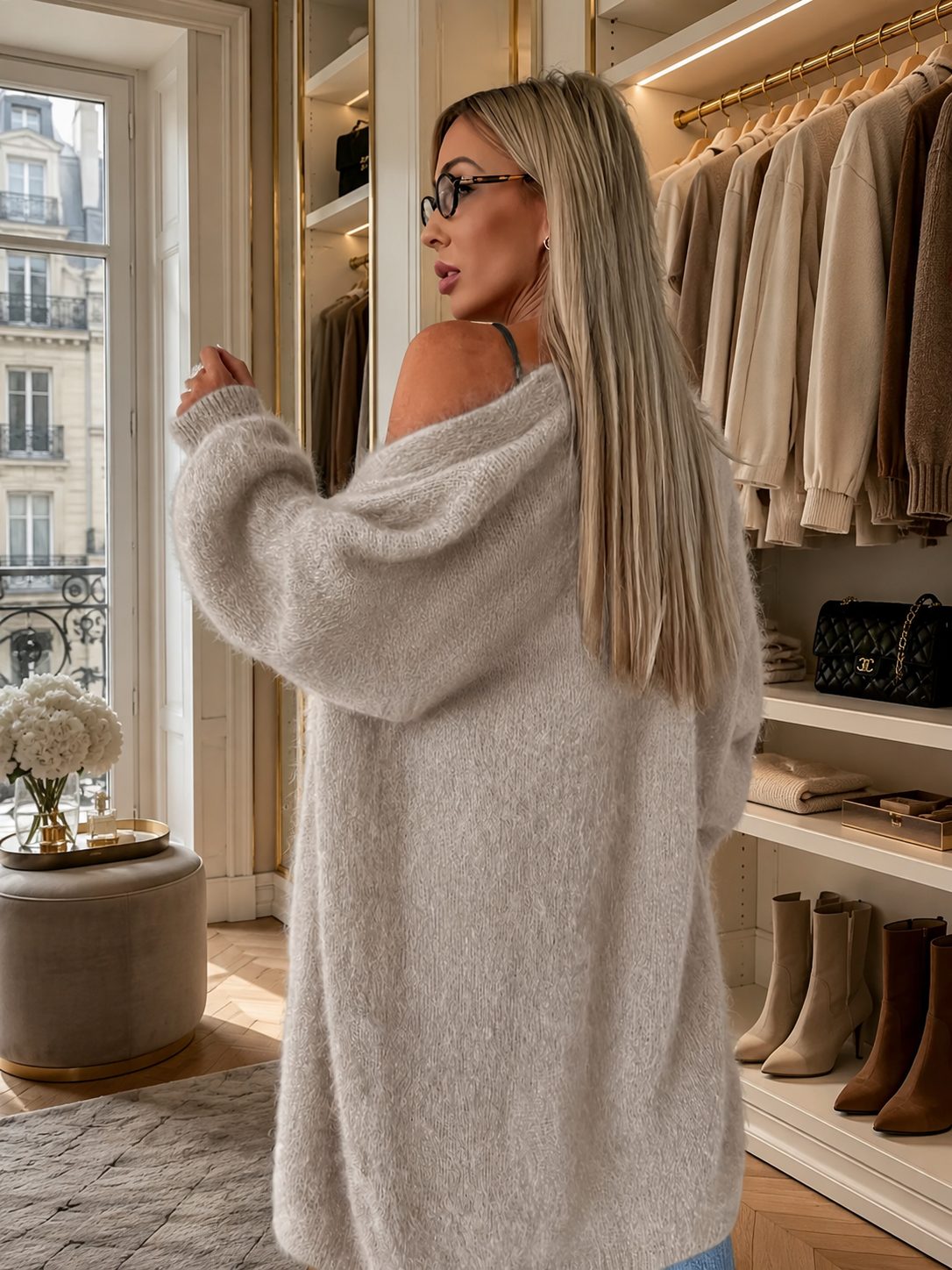 Cardigan long Montaigne en maille douce grège, coupe ample — Vogue Française