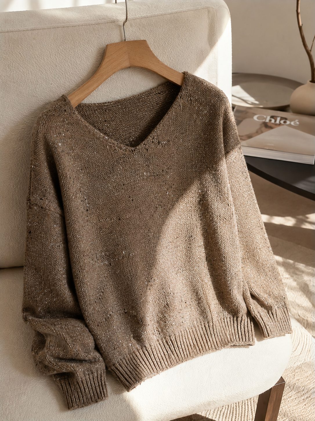 Pull Alma en maille chinée, col V et coupe ample — Vogue Française