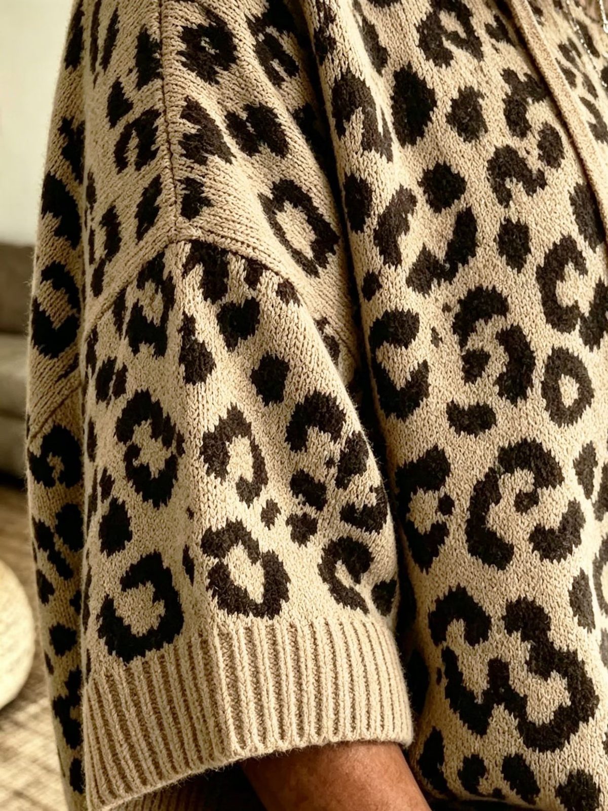 Poncho léopard à capuche en maille jacquard — Vogue Française