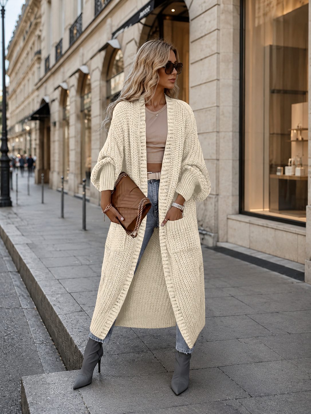 Cardigan long Rivoli en maille oversize, à poches — Vogue Française