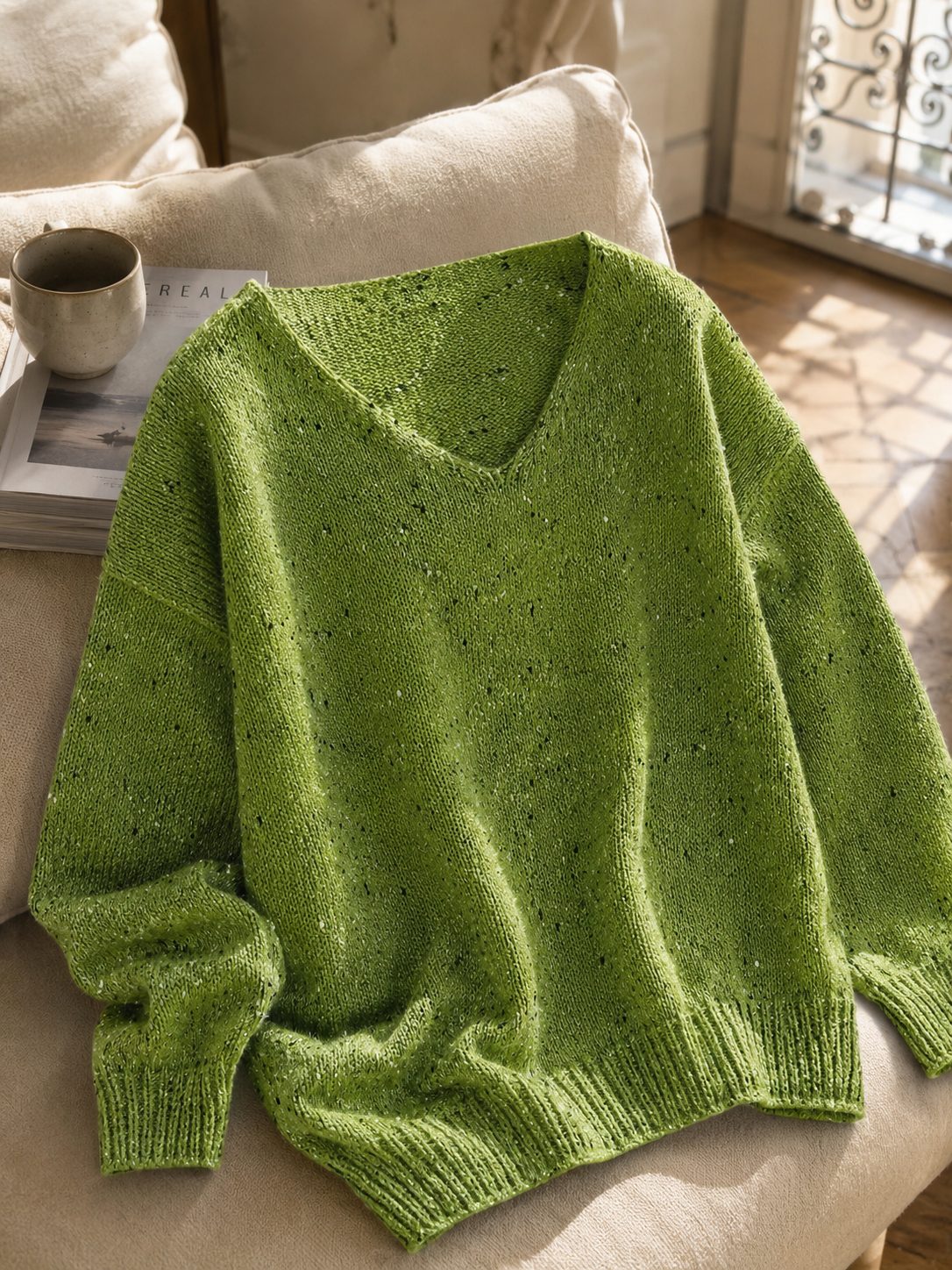 Pull Alma en maille chinée, col V et coupe ample — Vogue Française